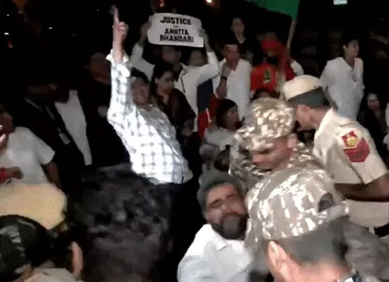 दिल्ली के इंडिया गेट पर अंकिता भंडारी हत्याकांड में न्याय की मांग को लेकर धरना देते अंकिता के माता-पिता।