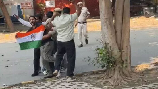 दिल्ली के जंतर-मंतर पर CJP नेता आशुतोष रांका और सौरव दास को पुलिस ने हिरासत में लिया