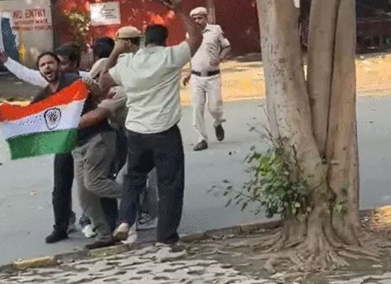 दिल्ली के जंतर-मंतर पर CJP नेता आशुतोष रांका और सौरव दास को पुलिस ने हिरासत में लिया