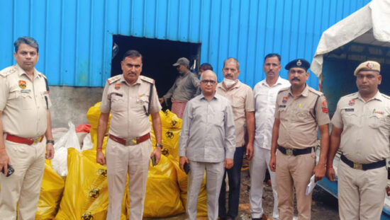 फरीदाबाद में बल्लभगढ़ जॉन के थानों की केस प्रॉपर्टी को नष्ट करते अधिकारी।