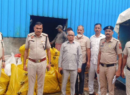 फरीदाबाद में बल्लभगढ़ जॉन के थानों की केस प्रॉपर्टी को नष्ट करते अधिकारी।