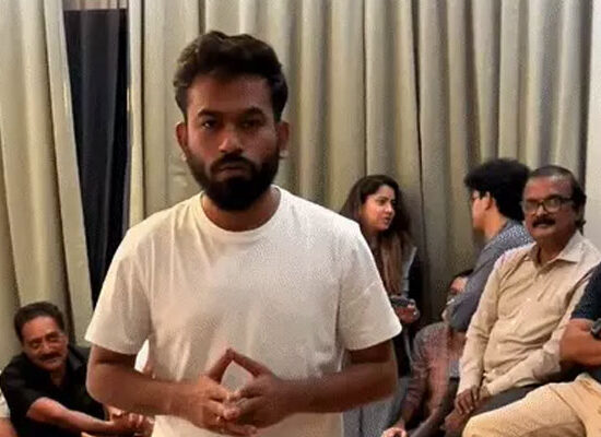 बेंगलुरु में SIR के खिलाफ CJP चप्पल प्रदर्शन में ध्रुव राठी और प्रकाश राज