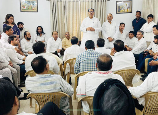 फरीदाबाद में कांग्रेस नेताओं द्वारा आयोजित बैठक का दृश्य