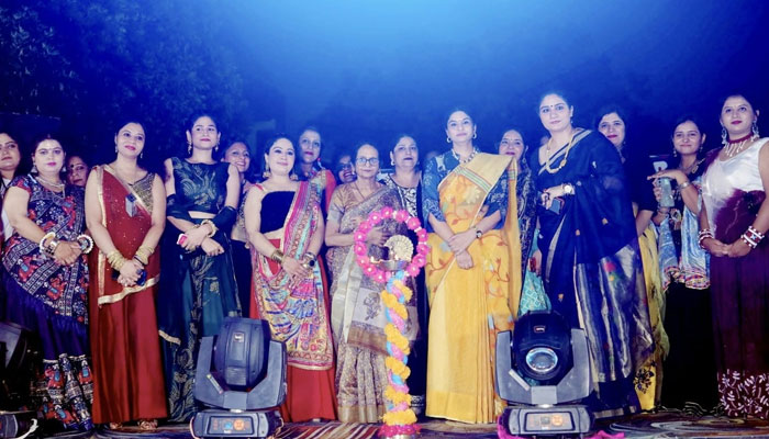डायनेस्टी इंटरनेशनल स्कूल फरीदाबाद में गरबा ग्रूव कार्यक्रम के दौरान पारंपरिक परिधानों में गरबा करती महिलाएं और बालिकाएं