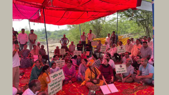 फरीदाबाद के भाखरी में अरावली क्षेत्र में कूड़ा डालने के विरोध में धरने पर बैठे स्थानीय निवासी