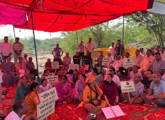 फरीदाबाद के भाखरी में अरावली क्षेत्र में कूड़ा डालने के विरोध में धरने पर बैठे स्थानीय निवासी