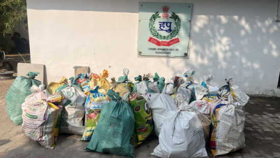 फरीदाबाद के कैली गांव में मुकेश ट्रेडर्स की दुकान से बरामद 383.750 किलोग्राम प्रतिबंधित पटाखे