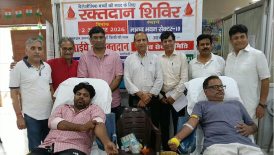 फरीदाबाद सेक्टर-10 में रक्तदान शिविर में रक्तदान करते रक्तदाता