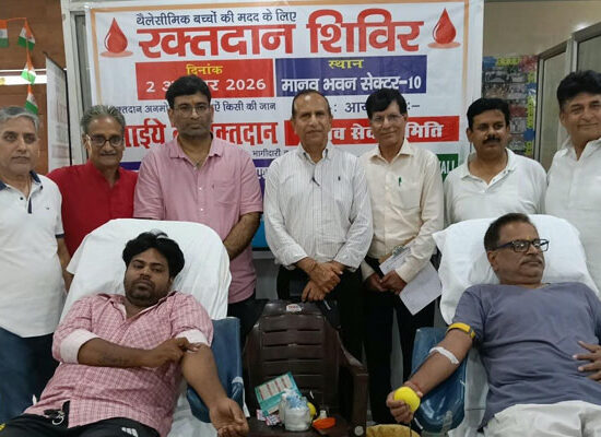 फरीदाबाद सेक्टर-10 में रक्तदान शिविर में रक्तदान करते रक्तदाता