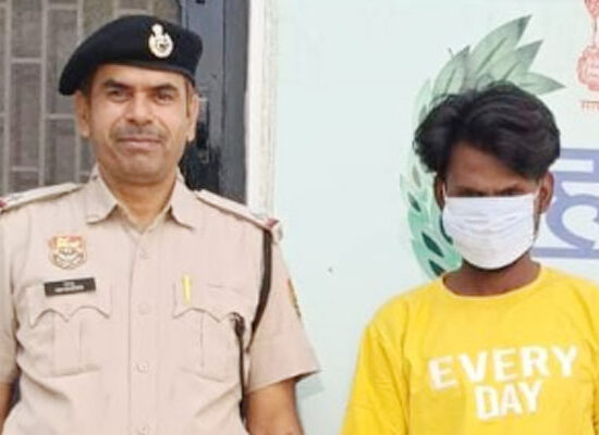 फरीदाबाद में गांजे के साथ पकड़े गए आरोपी और बरामदगी का सामान।