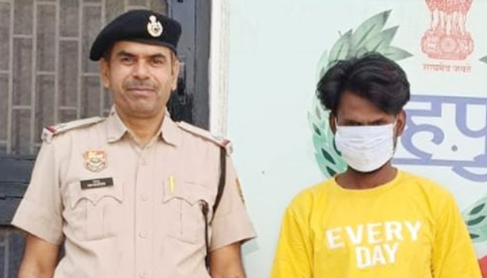 फरीदाबाद में गांजे के साथ पकड़े गए आरोपी और बरामदगी का सामान।