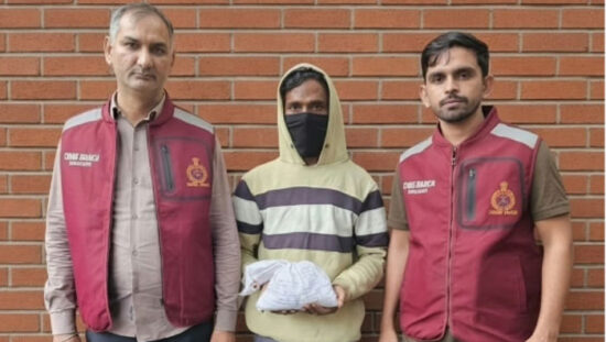 फरीदाबाद में गांजे के साथ पकड़े गए आरोपी और बरामदगी का सामान।