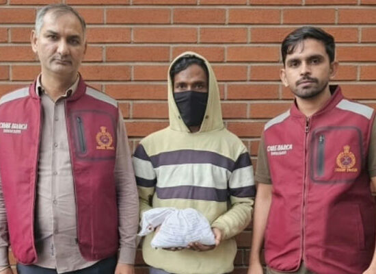 फरीदाबाद में गांजे के साथ पकड़े गए आरोपी और बरामदगी का सामान।