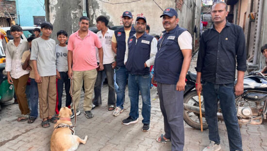 फरीदाबाद की राहुल कॉलोनी और एनडी पहाड़ी में नार्को डॉग चार्ली के साथ नशा विरोधी सर्च ऑपरेशन करती HSNCB टीम