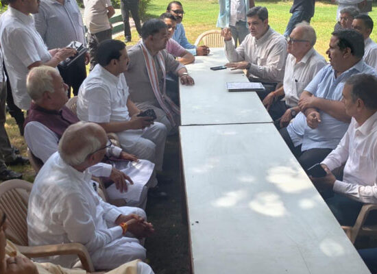 फरीदाबाद में पर्यावरण समिति की बैठक करते राम कुमार कश्यप