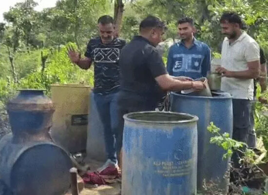 फरीदाबाद के अनंगपुर जंगल में अवैध शराब की भट्ठी पर पुलिस की कार्रवाई
