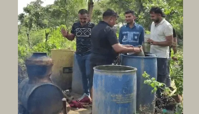 फरीदाबाद के अनंगपुर जंगल में अवैध शराब की भट्ठी पर पुलिस की कार्रवाई