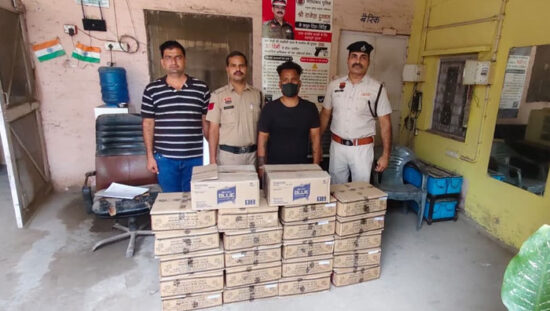 फरीदाबाद में अवैध शराब तस्करी के मामले में बरामद 22 पेटी देशी और अंग्रेजी शराब व स्कूटी