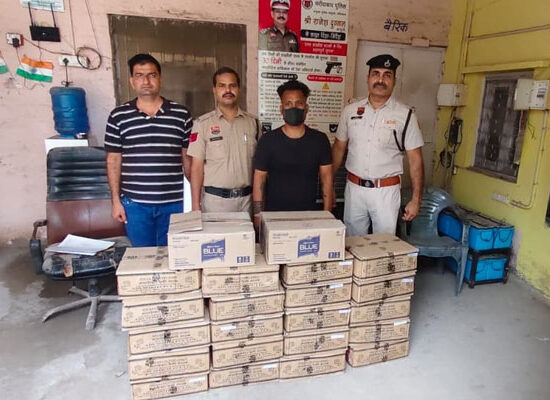 फरीदाबाद में अवैध शराब तस्करी के मामले में बरामद 22 पेटी देशी और अंग्रेजी शराब व स्कूटी