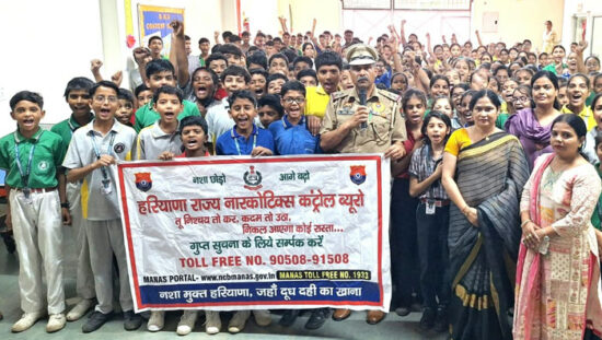 फरीदाबाद के डीएमडी कॉन्वेंट स्कूल में डॉ. अशोक कुमार वर्मा ने विद्यार्थियों को नशामुक्ति की शपथ दिलाई