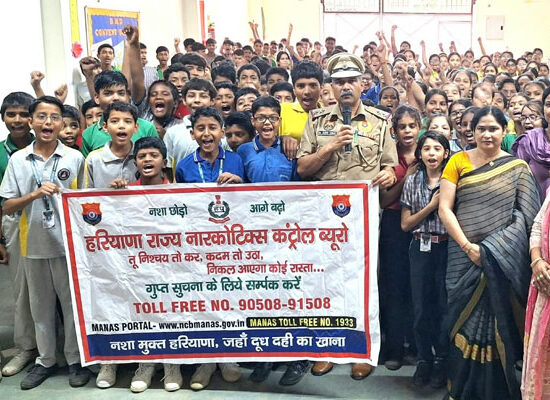 फरीदाबाद के डीएमडी कॉन्वेंट स्कूल में डॉ. अशोक कुमार वर्मा ने विद्यार्थियों को नशामुक्ति की शपथ दिलाई