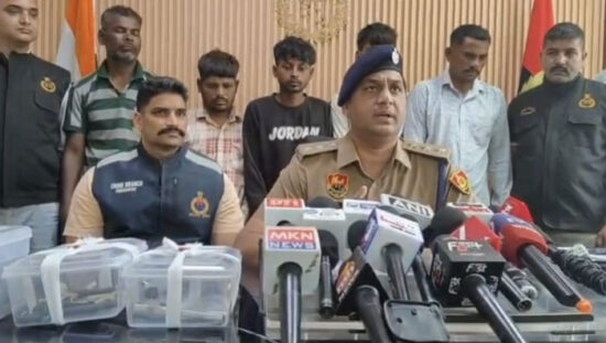 फरीदाबाद में पुलिस मुठभेड़ के बाद गिरफ्तार अंतरराज्यीय गिरोह के सात आरोपी और बरामद हथियार व औजार