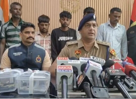 फरीदाबाद में पुलिस मुठभेड़ के बाद गिरफ्तार अंतरराज्यीय गिरोह के सात आरोपी और बरामद हथियार व औजार