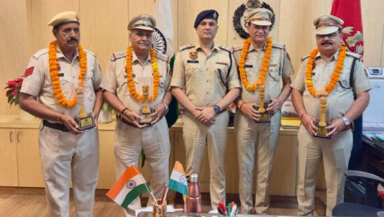फरीदाबाद पुलिस आयुक्त कार्यालय में सेवानिवृत्त पुलिसकर्मियों को सम्मानित करते एसीपी मुख्यालय वरुण दहिया व अन्य अधिकारी।