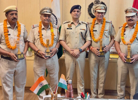 फरीदाबाद पुलिस आयुक्त कार्यालय में सेवानिवृत्त पुलिसकर्मियों को सम्मानित करते एसीपी मुख्यालय वरुण दहिया व अन्य अधिकारी।