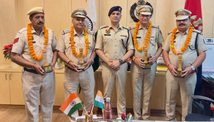 फरीदाबाद पुलिस आयुक्त कार्यालय में सेवानिवृत्त पुलिसकर्मियों को सम्मानित करते एसीपी मुख्यालय वरुण दहिया व अन्य अधिकारी।