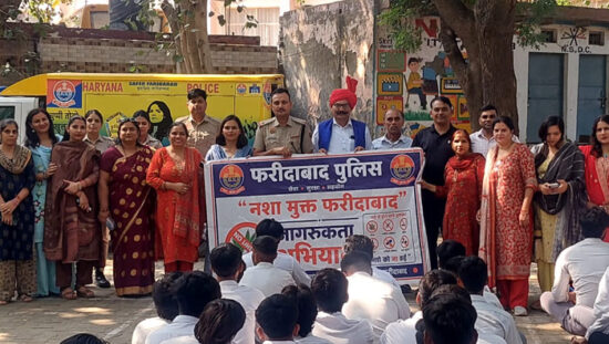 फरीदाबाद के राजकीय वरिष्ठ माध्यमिक विद्यालय चंदावली में पुलिस की पाठशाला के दौरान विद्यार्थियों को जागरूक करती पुलिस टीम