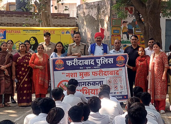 फरीदाबाद के राजकीय वरिष्ठ माध्यमिक विद्यालय चंदावली में पुलिस की पाठशाला के दौरान विद्यार्थियों को जागरूक करती पुलिस टीम