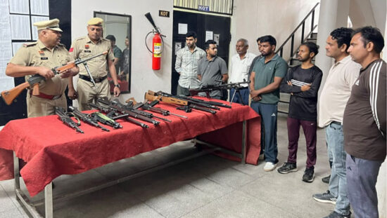 फरीदाबाद पुलिस लाइन में आयोजित प्रदर्शनी के दौरान आधुनिक हथियारों का मुआयना करते पुलिसकर्मी।