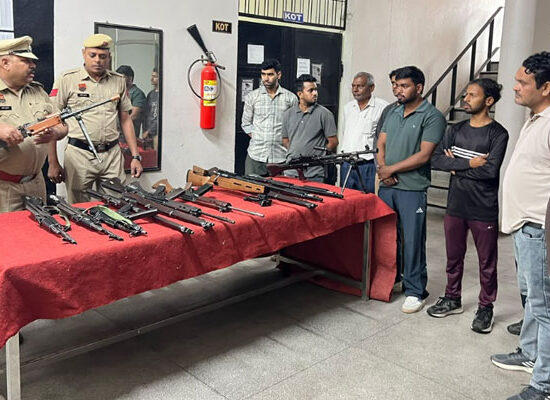 फरीदाबाद पुलिस लाइन में आयोजित प्रदर्शनी के दौरान आधुनिक हथियारों का मुआयना करते पुलिसकर्मी।