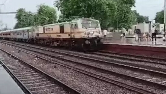 ओल्ड फरीदाबाद रेलवे स्टेशन पर ईएमयू और एक्सप्रेस ट्रेनों की सेवाएं बहाल होने के बाद रेलवे स्टेशन का दृश्य