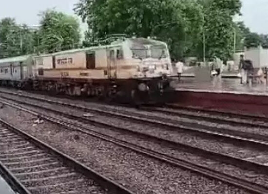 ओल्ड फरीदाबाद रेलवे स्टेशन पर ईएमयू और एक्सप्रेस ट्रेनों की सेवाएं बहाल होने के बाद रेलवे स्टेशन का दृश्य