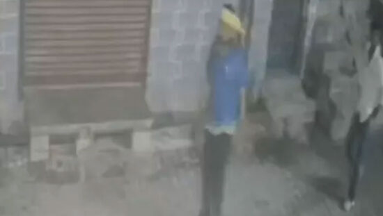 फरीदाबाद में रिटायर्ड एसआई के घर फायरिंग करते सीसीटीवी में कैद दो बदमाश