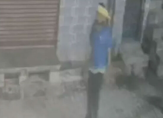 फरीदाबाद में रिटायर्ड एसआई के घर फायरिंग करते सीसीटीवी में कैद दो बदमाश