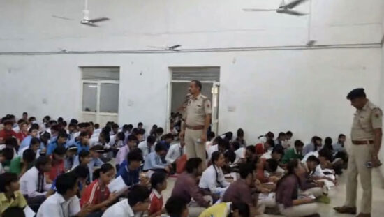 फरीदाबाद के डीएवी पब्लिक स्कूल सेक्टर-30 में इंटर-स्कूल सड़क सुरक्षा प्रश्नोत्तरी प्रतियोगिता 2026-27 में भाग लेते विद्यार्थी
