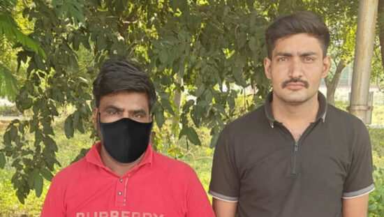 फरीदाबाद में चोरी की मोटरसाइकिल खरीदने के मामले में गिरफ्तार आरोपी खुर्शीद और बरामद बाइक