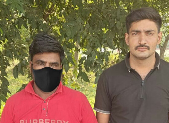 फरीदाबाद में चोरी की मोटरसाइकिल खरीदने के मामले में गिरफ्तार आरोपी खुर्शीद और बरामद बाइक