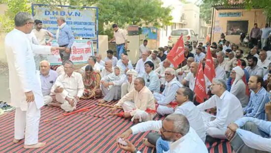 हरियाणा में बिजली कर्मचारियों की हड़ताल के दौरान बिजली कटौती के विरोध में प्रदर्शन करते लोग