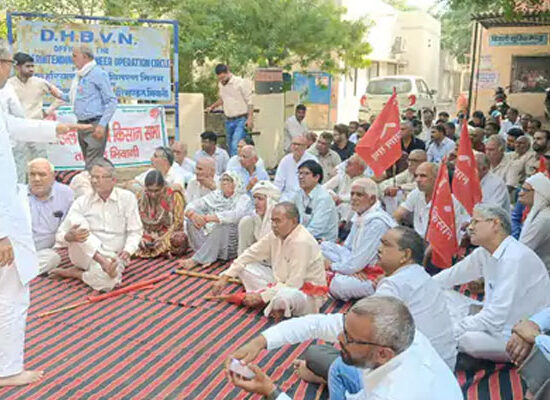 हरियाणा में बिजली कर्मचारियों की हड़ताल के दौरान बिजली कटौती के विरोध में प्रदर्शन करते लोग