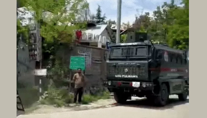 कुपवाड़ा के केरन सेक्टर में मुठभेड़ के बाद तलाशी अभियान चलाते सुरक्षाबल