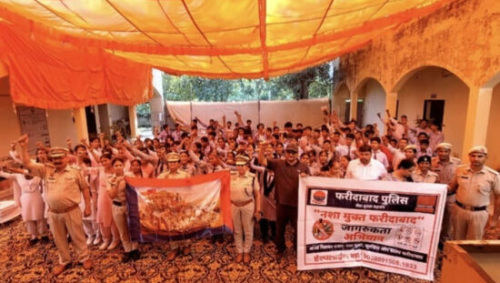 महिला थाना बल्लभगढ़ में स्टूडेंट पुलिस कैडेट कार्यक्रम के दौरान विद्यार्थियों को जागरूक करते पुलिस अधिकारी