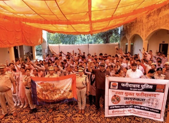 महिला थाना बल्लभगढ़ में स्टूडेंट पुलिस कैडेट कार्यक्रम के दौरान विद्यार्थियों को जागरूक करते पुलिस अधिकारी
