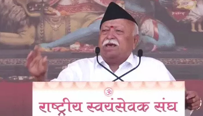नागपुर में RSS प्रमुख मोहन भागवत विजयादशमी उत्सव को संबोधित करते हुए