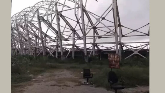 फरीदाबाद के राजा नाहर सिंह स्टेडियम में अधूरा निर्माण और उगी झाड़ियां