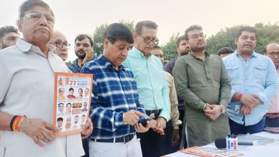 फरीदाबाद के सेक्टर-16ए दशहरा मैदान में 77वें दशहरा उत्सव के लिए तैयार किए जा रहे रावण के पुतले