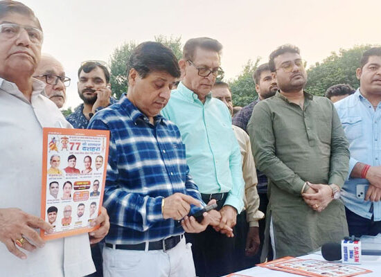 फरीदाबाद के सेक्टर-16ए दशहरा मैदान में 77वें दशहरा उत्सव के लिए तैयार किए जा रहे रावण के पुतले